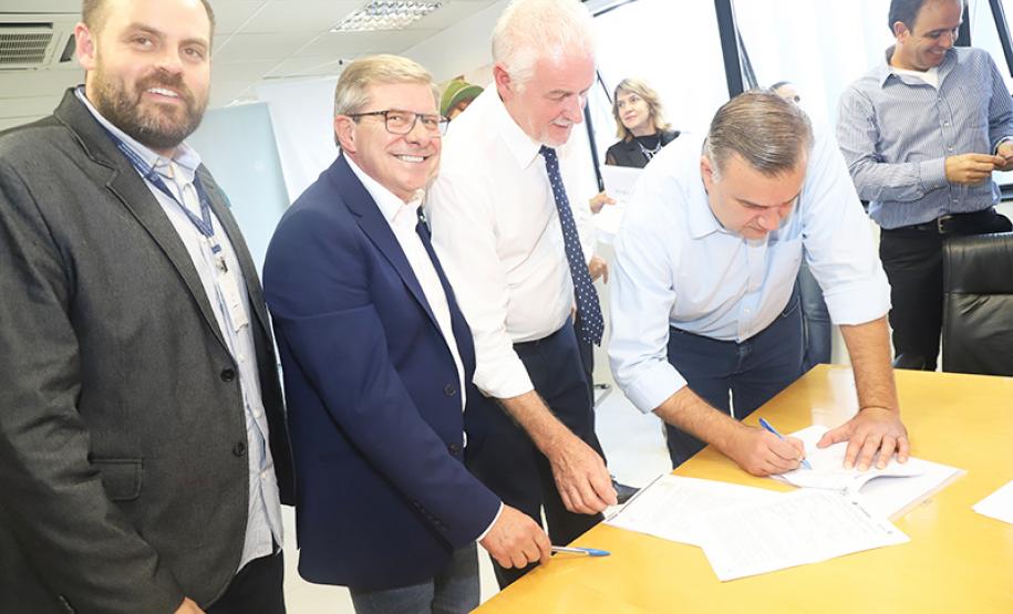 Ratinho Junior, Ney Leprevost e Jorge Lange viabilizam construção de mais 303 casas para famílias em situação de extrema pobreza