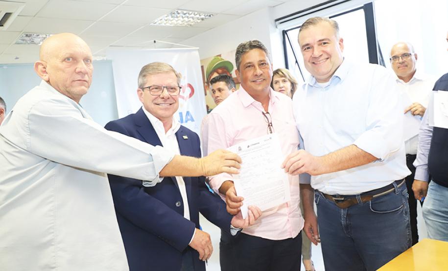 Ratinho Junior, Ney Leprevost e Jorge Lange viabilizam construção de mais 303 casas para famílias em situação de extrema pobreza