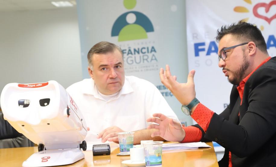 Paraná Cidadão e Feira da Cidadania vão ofertar exames de visão gratuitos para crianças e adolescentes com o Adam Robô