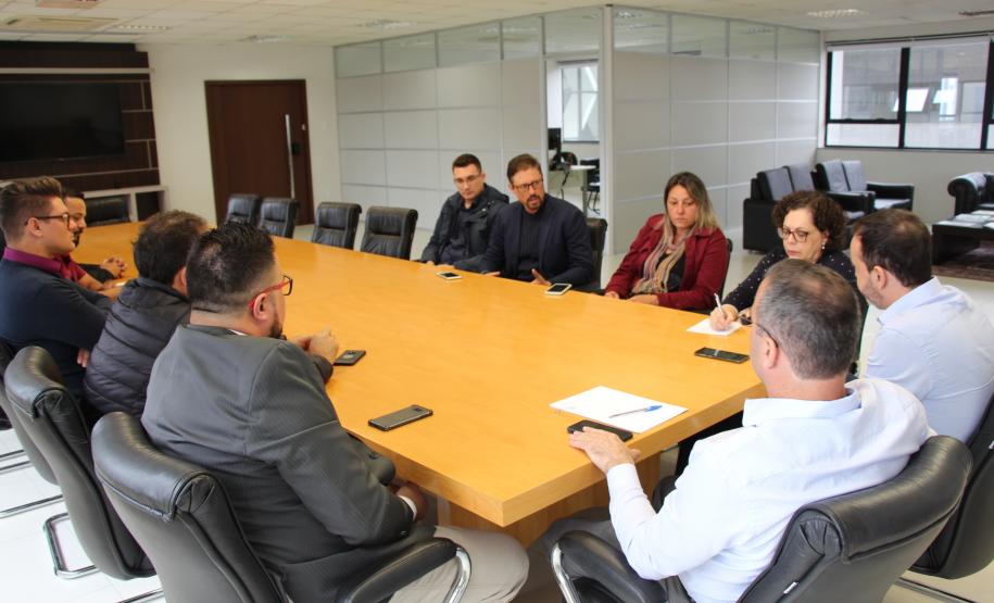 Paraná Cidadão e Feira da Cidadania vão ofertar exames de visão gratuitos para crianças e adolescentes com o Adam Robô