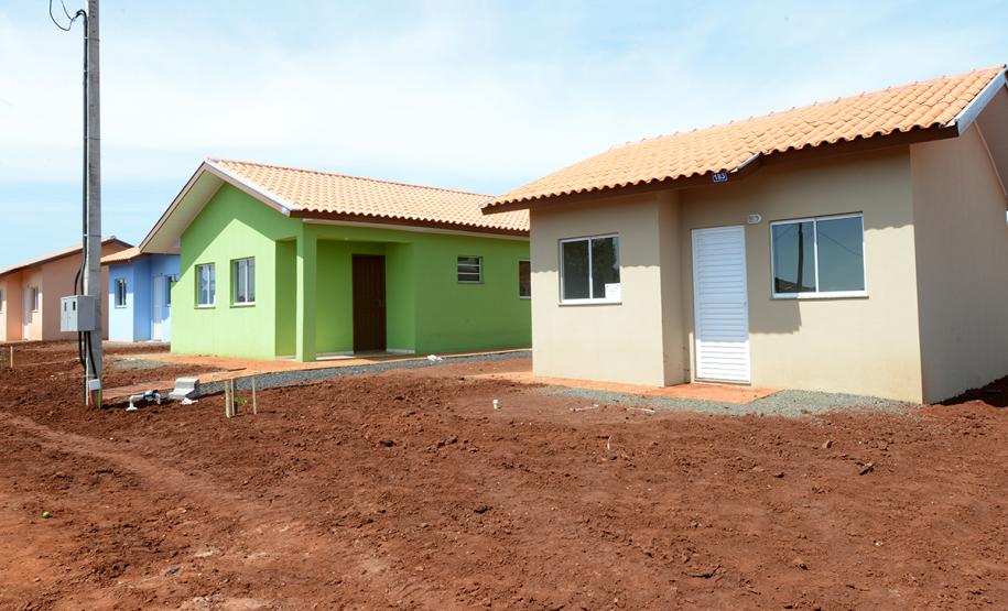 Governo entrega casas populares para famílias de Manoel Ribas