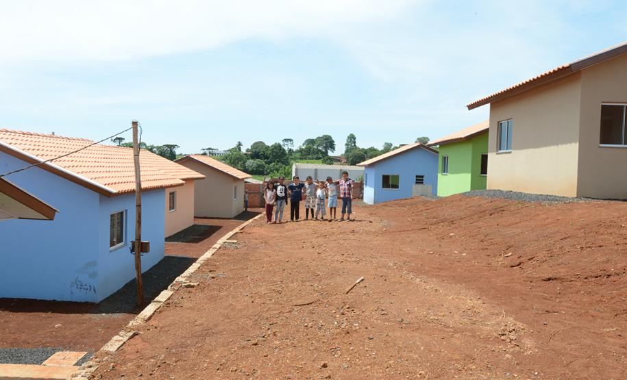 Governo entrega casas populares para famílias de Manoel Ribas