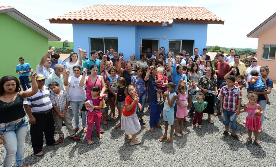 Governo entrega casas populares para famílias de Manoel Ribas