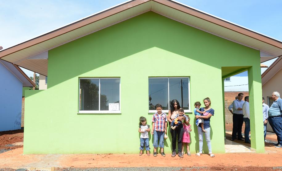 Governo entrega casas populares para famílias de Manoel Ribas