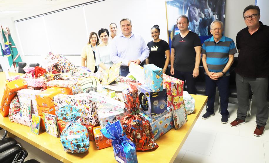 Pequeno Príncipe e HC ganham brinquedos arrecadados no Natal do Palácio das Araucárias