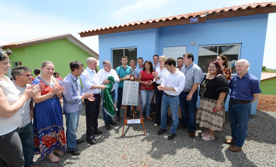 Governo entrega casas populares para famílias de Manoel Ribas