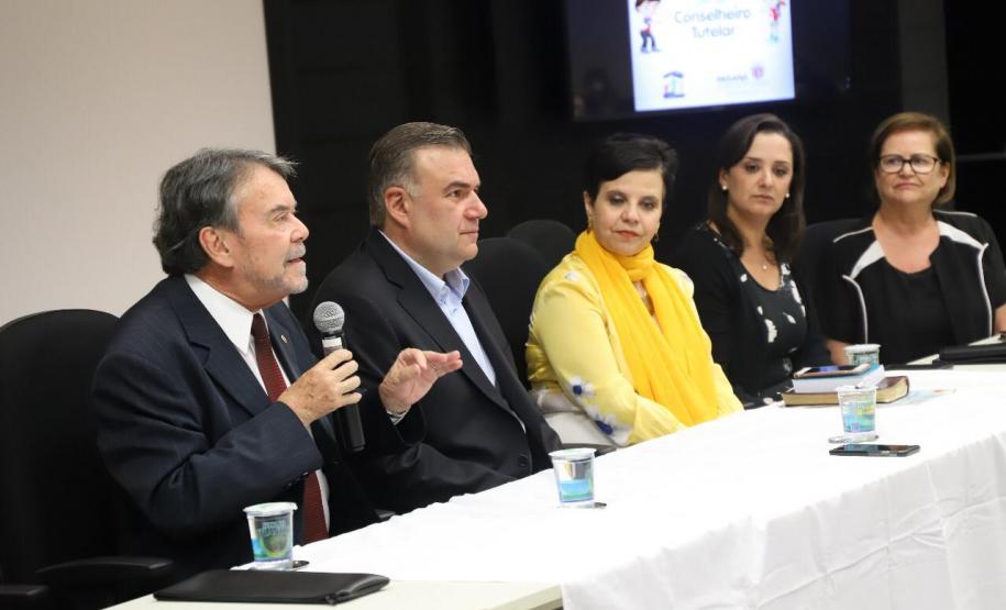 2,1 mil conselheiros tutelares tomam posse em todo o Paraná