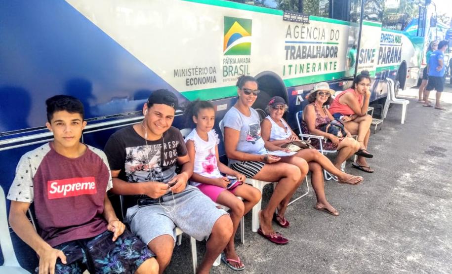 Ações de cidadania gratuitas da Sejuf atendem diversos veranistas e moradores de Guaratuba