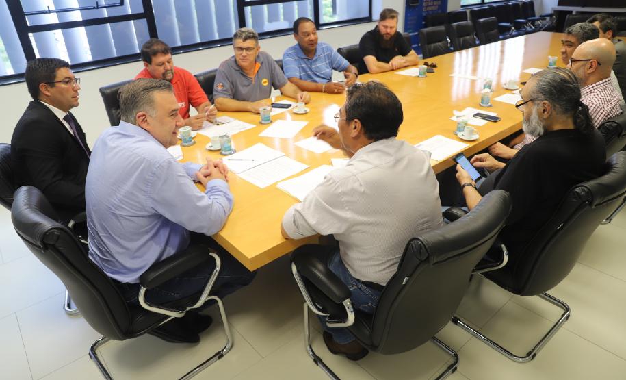 Ney Leprevost recebe representantes dos trabalhadores