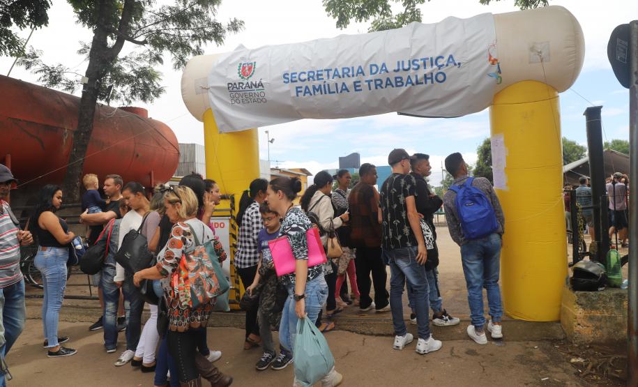 Primeira edição da Feira da Cidadania em 2020 agita população do Pinheirinho com diversos serviços sociais gratuitos