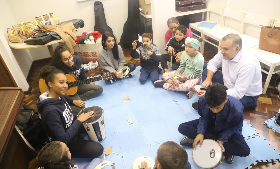 Ney Leprevost conhece projeto de Musicalização e Cognição do Hospital de Clínicas