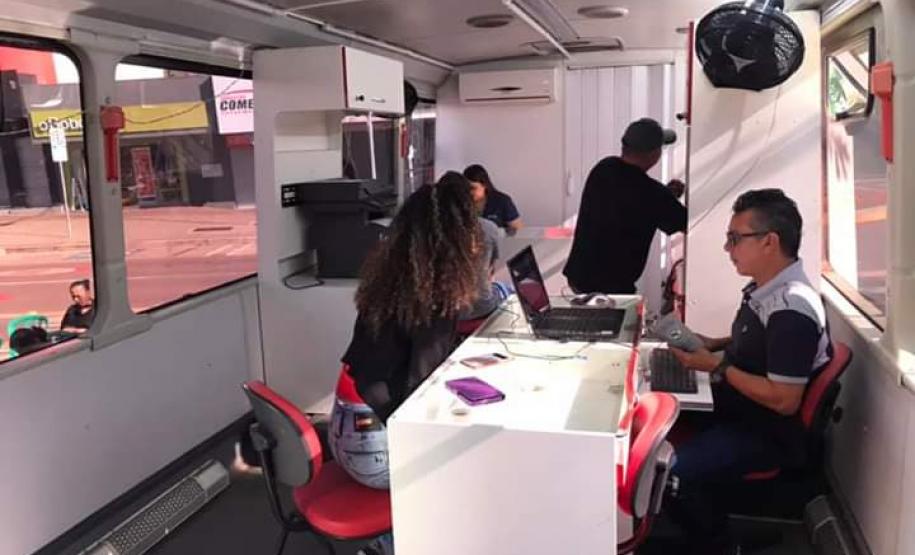 Ônibus da Agência do Trabalhador oferta vagas de emprego nas proximidades do Show Rural, em Cascavel