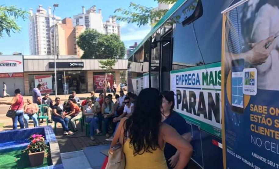 Ônibus da Agência do Trabalhador oferta vagas de emprego nas proximidades do Show Rural, em Cascavel