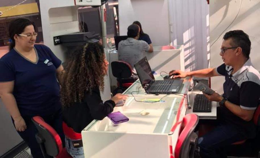 Ônibus da Agência do Trabalhador oferta vagas de emprego nas proximidades do Show Rural, em Cascavel