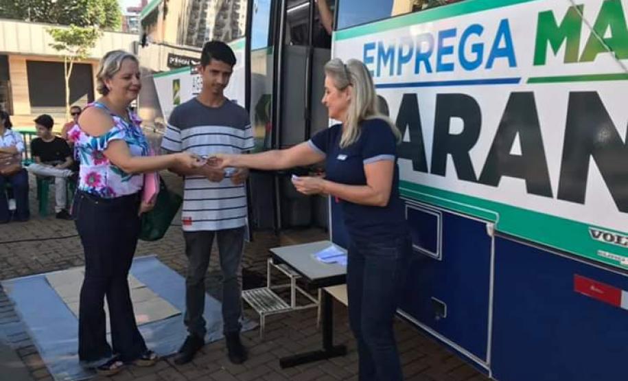 Ônibus da Agência do Trabalhador oferta vagas de emprego nas proximidades do Show Rural, em Cascavel