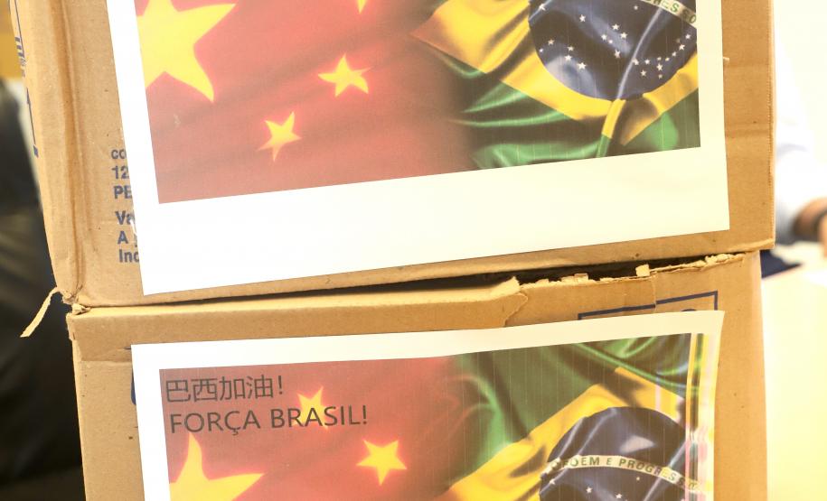 Comunidade chinesa de Curitiba doa máscaras para secretário Ney Leprevost enviar a Polícia Militar