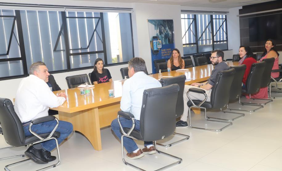 O secretário da Justiça, Família e Trabalho do Governo do Paraná (Sejuf), Ney Leprevost, recebeu nesta segunda-feira (30), em seu gabinete, representantes do Departamento de Atendimento Socioeducativo (Dease) que apresentaram um balanço das medidas aplicadas, durante o período de pandemia, no dia a dia dos adolescentes que cumprem medidas socioeducativas e dos profissionais que trabalham no sistema socioeducativo. “Mais uma vez a Secretaria saiu na frente com a prevenção e os cuidados no dia a dia com os ad