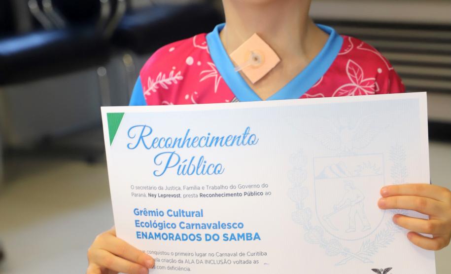 Membros da ala da inclusão da Escola Enamorados do Samba são homenageados pelo serviço prestado a causa das pessoas com deficiência