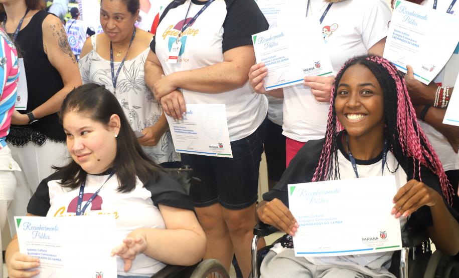 Membros da ala da inclusão da Escola Enamorados do Samba são homenageados pelo serviço prestado a causa das pessoas com deficiência