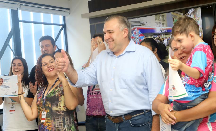 Membros da ala da inclusão da Escola Enamorados do Samba são homenageados pelo serviço prestado a causa das pessoas com deficiência