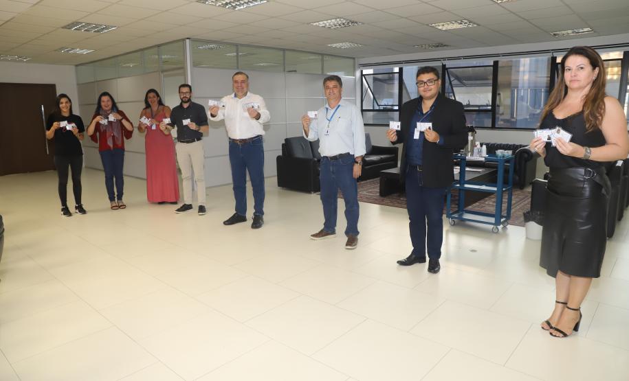 O secretário da Justiça, Família e Trabalho do Governo do Paraná (Sejuf), Ney Leprevost, recebeu nesta segunda-feira (30), em seu gabinete, representantes do Departamento de Atendimento Socioeducativo (Dease) que apresentaram um balanço das medidas aplicadas, durante o período de pandemia, no dia a dia dos adolescentes que cumprem medidas socioeducativas e dos profissionais que trabalham no sistema socioeducativo. “Mais uma vez a Secretaria saiu na frente com a prevenção e os cuidados no dia a dia com os ad