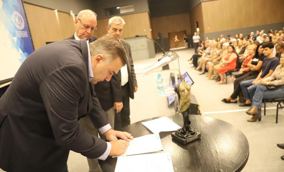 Ney Leprevost palestra no Instituto de Engenharia do Paraná e assina parceria para desenvolvimento dos Objetivos Sustentáveis da ONU