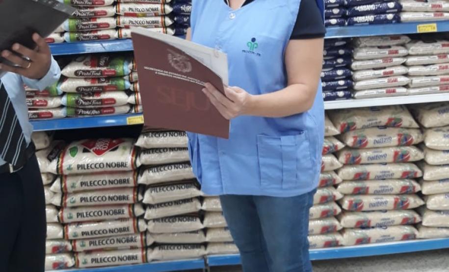Procon-PR fiscaliza preços de produtos em mercados de Curitiba