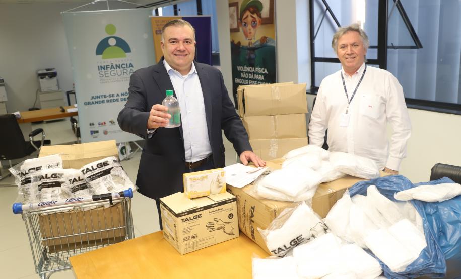 Secretaria da Justiça, Família e Trabalho entrega 3,6 mil EPI’s para o Asilo São Vicente de Paulo A Secretaria da Justiça, Família e Trabalho do Governo do Paraná (Sejuf), por meio do Departamento da Pessoa Idosa, repassou nesta terça-feira (28) aproximadamente 3,6 mil itens de equipamentos de proteção individual (EPI’s) ao Asilo São Vicente de Paulo, em Curitiba. Os materiais - máscaras, luvas, tocas e aventais - foram adquiridos com recursos do Fundo Estadual dos Direitos do Idoso (Fipar) para o atendimen