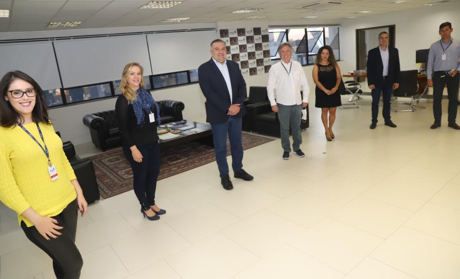 Secretaria da Justiça, Família e Trabalho entrega 3,6 mil EPI’s para o Asilo São Vicente de Paulo A Secretaria da Justiça, Família e Trabalho do Governo do Paraná (Sejuf), por meio do Departamento da Pessoa Idosa, repassou nesta terça-feira (28) aproximadamente 3,6 mil itens de equipamentos de proteção individual (EPI’s) ao Asilo São Vicente de Paulo, em Curitiba. Os materiais - máscaras, luvas, tocas e aventais - foram adquiridos com recursos do Fundo Estadual dos Direitos do Idoso (Fipar) para o atendimen