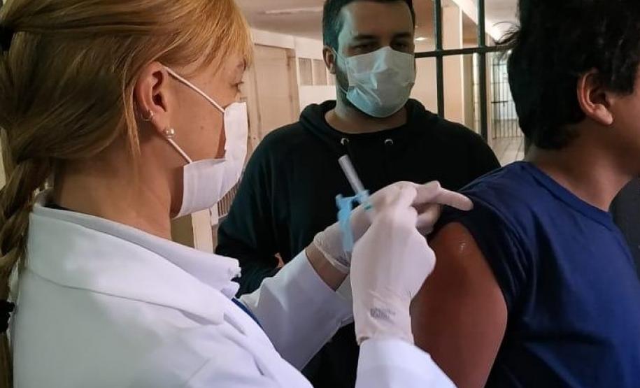 Adolescentes e servidores da Socioeducação do Paraná recebem a segunda fase da vacinação contra o Influenza