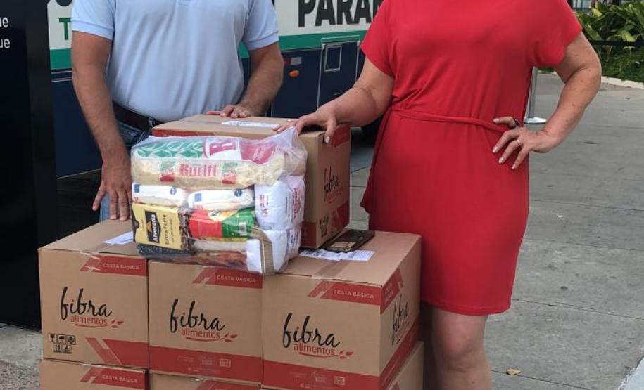 Ônibus da Agência do Trabalhador arrecada doações para instituições em frente ao Shopping Mueller