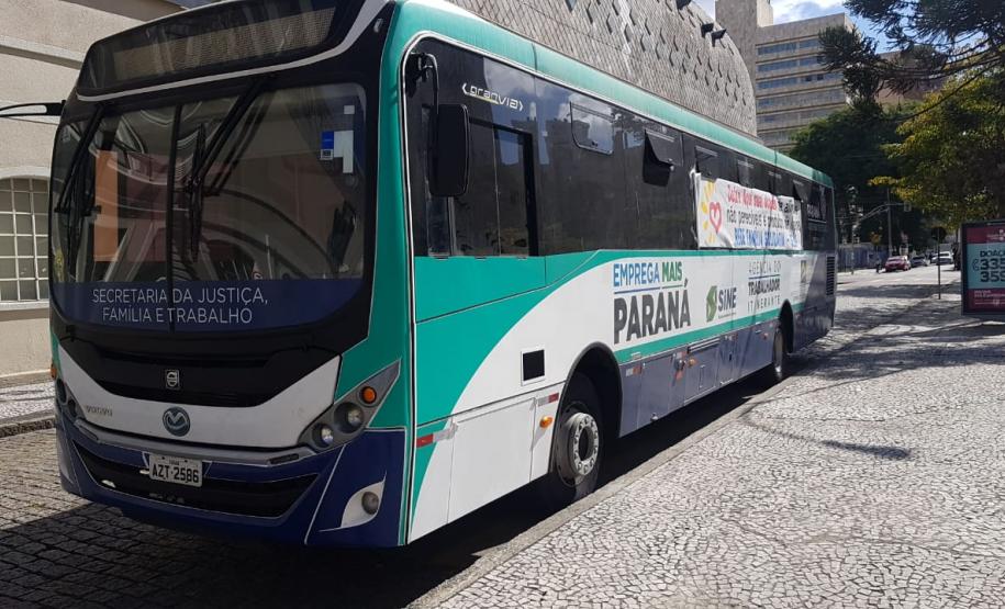 Ônibus da Agência do Trabalhador arrecada doações para instituições em frente ao Shopping Mueller