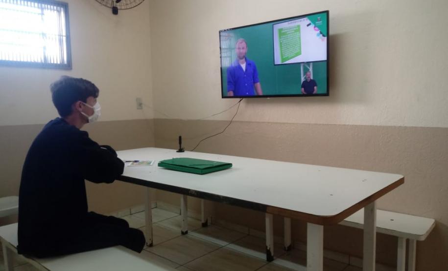 Adolescentes recebem aulas EaD nas Unidades Socioeducativa do Paraná