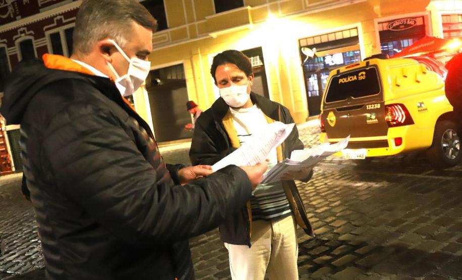 Secretaria de Justiça, PM e Secretaria de Saúde realizam orientação e prevenção a covid 19 no Centro de Curitiba