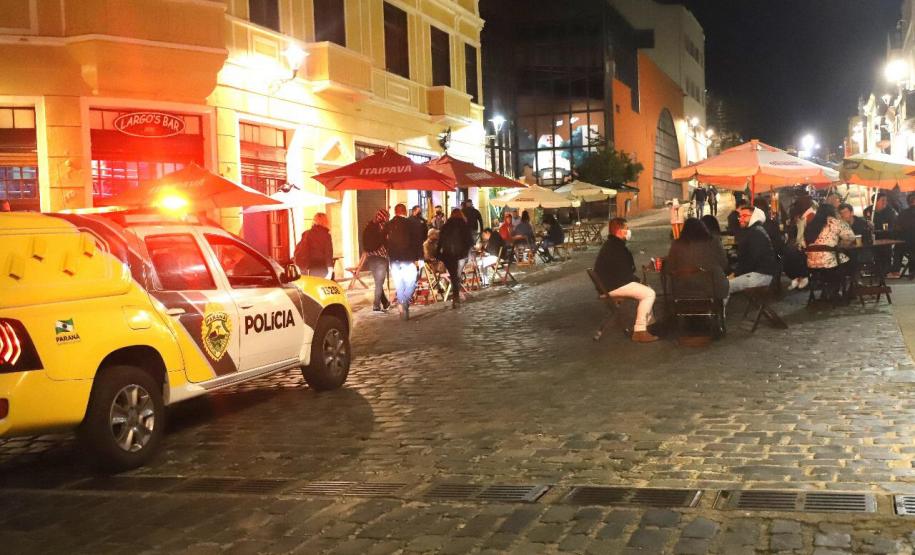 Secretaria de Justiça, PM e Secretaria de Saúde realizam orientação e prevenção a covid 19 no Centro de Curitiba