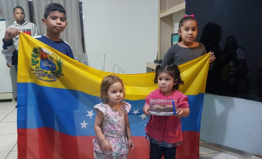 Secretaria da Justiça distribui cestas básicas e bolos no Dia Mundial do Refugiado