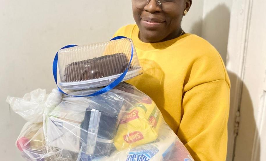 Secretaria da Justiça distribui cestas básicas e bolos no Dia Mundial do Refugiado