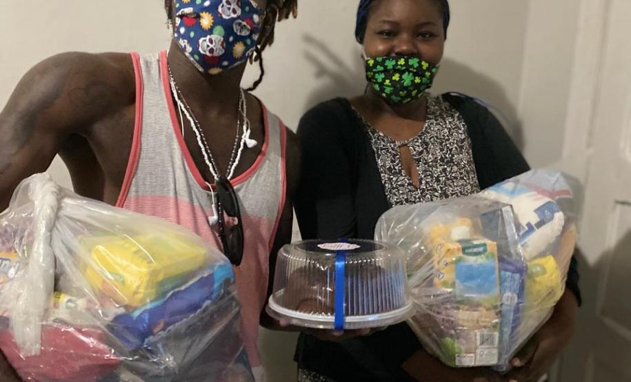 Secretaria da Justiça distribui cestas básicas e bolos no Dia Mundial do Refugiado