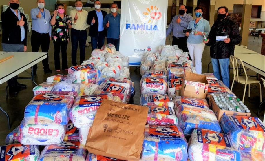 Rede de voluntários “Família Solidária” entrega 4 toneladas de alimentos para taxistas afetados pela pandemia