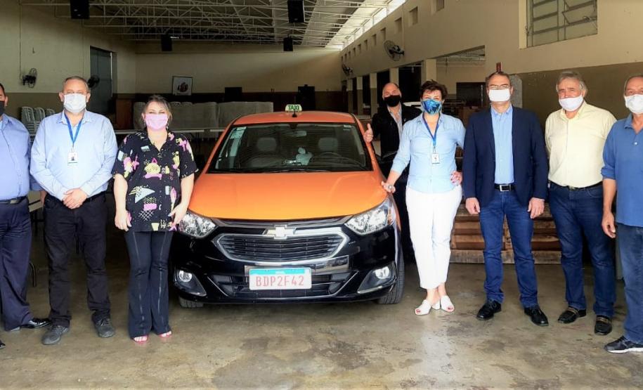 Rede de voluntários “Família Solidária” entrega 4 toneladas de alimentos para taxistas afetados pela pandemia