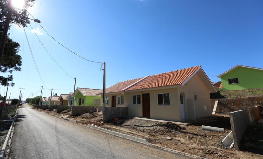 Governo fortalece famílias vulneráveis com novos programas de habitação no Paraná