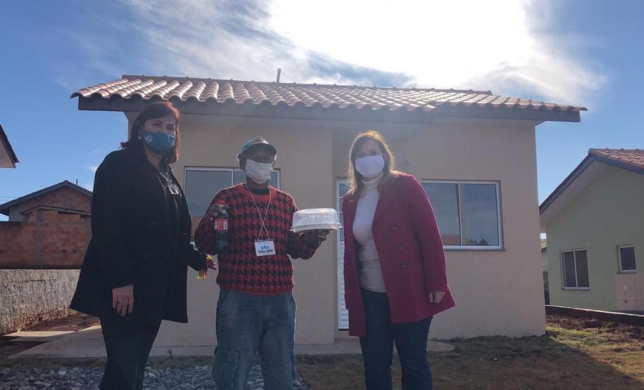 Secretaria da Justiça, Família e Trabalho, Cohapar e Prefeitura de Fernandes Pinheiro entregam casa própria para 50 famílias