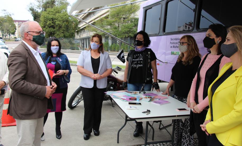 Secretário Mauro Rockenbach visita Ônibus Lilás e reforça posicionamento do Governo do Estado no fortalecimento de políticas públicas para garantia dos direitos da mulher