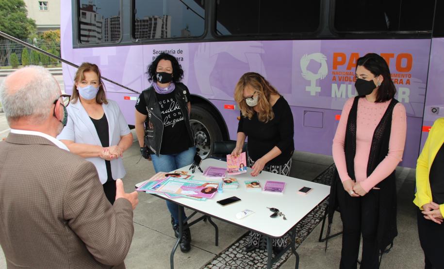 Secretário Mauro Rockenbach visita Ônibus Lilás e reforça posicionamento do Governo do Estado no fortalecimento de políticas públicas para garantia dos direitos da mulher
