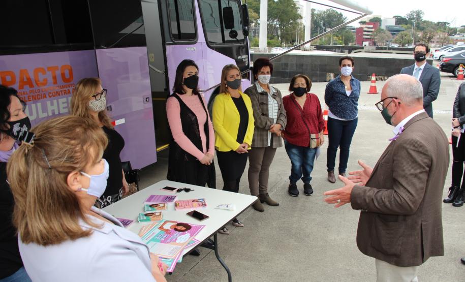 Secretário Mauro Rockenbach visita Ônibus Lilás e reforça posicionamento do Governo do Estado no fortalecimento de políticas públicas para garantia dos direitos da mulher