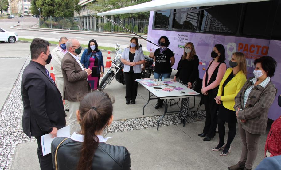 Secretário Mauro Rockenbach visita Ônibus Lilás e reforça posicionamento do Governo do Estado no fortalecimento de políticas públicas para garantia dos direitos da mulher