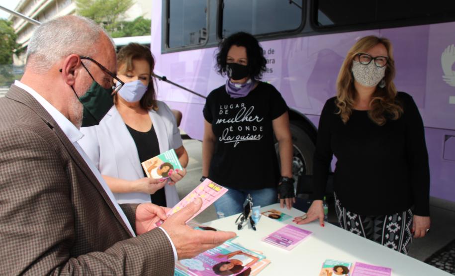 Secretário Mauro Rockenbach visita Ônibus Lilás e reforça posicionamento do Governo do Estado no fortalecimento de políticas públicas para garantia dos direitos da mulher