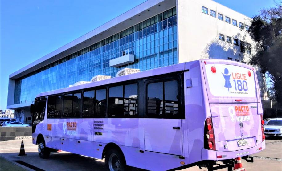 Ônibus Lilás realiza atendimento às mulheres vítimas de violência no estacionamento do Palácio Iguaçu