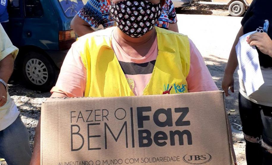 Secretaria da Justiça, Família e Trabalho do Paraná e Defesa Civil entregam 380 cestas básicas ao Instituto Somar Mais Um