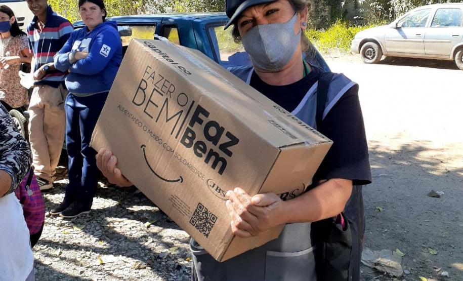 Secretaria da Justiça, Família e Trabalho do Paraná e Defesa Civil entregam 380 cestas básicas ao Instituto Somar Mais Um
